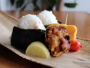 朝食はおにぎり＆唐揚げセットです。