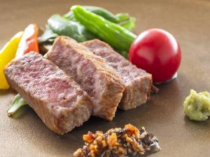 幻の和牛、土佐あかうしのステーキは赤身とサシのバランスが抜群です