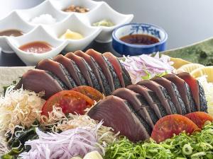高知といえば鰹のタタキ。秋の戻りガツオは脂がのっており、その味わいは格別です