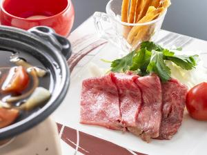 城西館のオリジナル料理！芋けんぴの甘さとトマトすき焼きがよく合う！