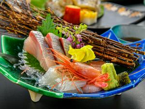 夕食　夏の基本会席　※2024年6月15日（土）頃から2024年9月14日（土）頃までの献立例です。