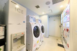 ７階の自動販売機コーナーには製氷機、電子レンジをご用意しております。