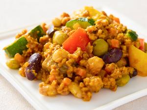 【彩り野菜とお豆のキーマカレー】彩り野菜と5種類のお豆が楽しめる食べ応えのあるキーマカレー