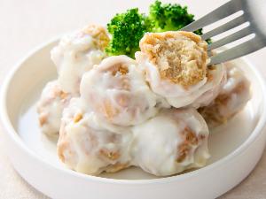 ×【おから団子とブロッコリーのホワイトソース】井村屋とのコラボで生まれた、おからを使用した肉団子