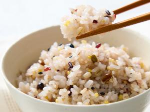 ×【雑穀米】複数種類の穀物を使用した、食物繊維とミネラルたっぷりな雑穀米。