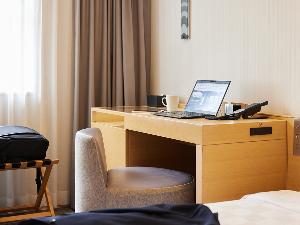 お部屋のデスクではPC作業も可能です