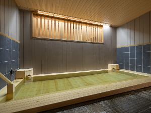 【大浴場内湯：花の湯】源泉かけ流しの檜風呂が自慢の内湯。