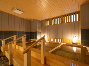 【大浴場内湯：花の湯】目を閉じれば、静かな湯の音だけが響く寝湯で寛ぎのひとときを。