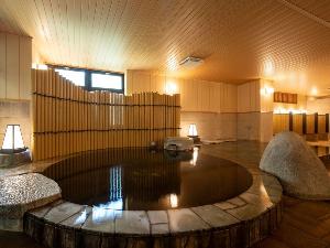 【大浴場内湯：笹の湯】石切風呂（あつ湯／ぬる湯）でお好みの湯を愉しめる。