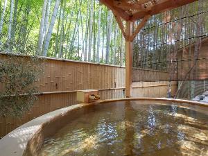 【大浴場露天：月の湯】竹を眺めながら入る、雰囲気と落ち着きがある露天風呂。