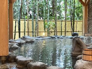 【大浴場露天：星の湯】神経痛や関節痛等の効能がある宮ノ下温泉。