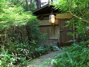 【貸切露天風呂】庭園につくられた貸切風呂は小径を進めばぼんやり提灯が目印。ゆっくりおくつろぎ下さい。