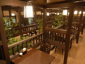 【足柄遊膳会席】テーブル席で会席料理を愉しむ。※7名様以上のお客様は2席に分かれます。