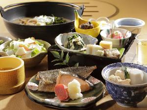 【朝食】1日の始まりはしっかりと！焼き魚メインの定食と温かいお味噌汁。