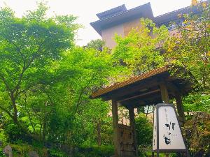 【外観】自然豊かな緑の木々に囲まれた杜の湯宿。
