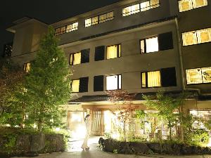【外観】夜の宿の雰囲気。ゆったりとした時間が流れる癒しの湯宿。