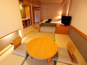 【檜露天風呂付き和洋室】テレビ横のソファーマットの寝具を追加し、3名様での宿泊も可能です。
