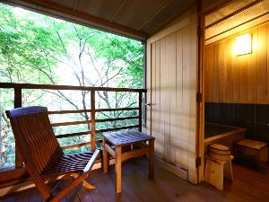 【半露天風呂付き洋室ツイン】雨の日でも半露天風呂でお風呂をお愉しみいただけます。※半露天風呂は温泉ではございません。
