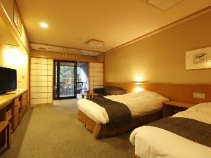 【半露天風呂付き洋室ツイン】広々とした客室で、ツインベッドをご用意。