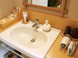 【半露天風呂付き洋室ツイン】洗面台にはハンドソープ、ドライヤーなどをご用意。※アメニティはロビーにてご用意。