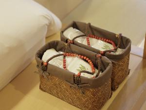 【客室備品】タオルの入った湯かごをご用意。湯めぐりにお使いください。