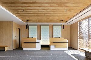 フロントデスク：温かいおもてなしの心でみなさまをお迎えいたします。