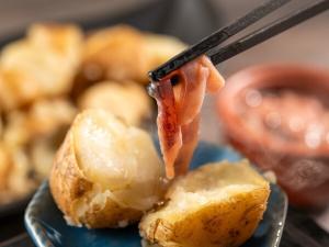 【朝食メニュー例】バターと塩辛を添えて「道産じゃがいもバター」