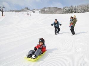 目の前の白樺ゲレンデでそり遊び