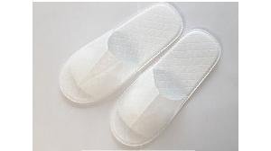 お部屋には使い捨てスリッパをご準備しております