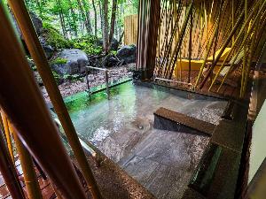 【大自然の湯「鳥の声」】寝湯では手足を伸ばしながらゆったりと湯あみをお楽しみいただけます