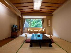 【和室】畳の上でのんびりお寛ぎいただけます