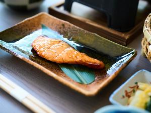 朝食には紅鮭