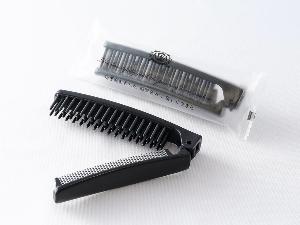 ブラシとコームの2WAYタイプのヘアブラシをご用意（環境に配慮したバイオマスを使用）。