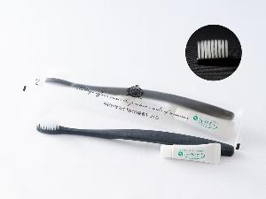 極細毛の歯ブラシをご用意（環境に配慮したバイオマスを使用）。