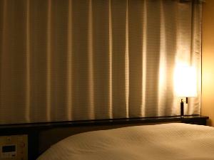 客室のカーテンは、安眠にこだわった遮光、暖房効率を考慮した遮熱カーテンを採用。