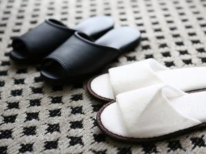客室内用のスリッパと、使い捨てスリッパの2種類をご用意。