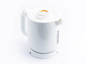 温かいお飲み物を飲めるように、電気ケトルをご用意。浴室のお水は飲料水ですのでご利用ください。