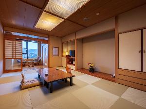 【和室12畳】窓からは、美しい三隈川の景色がご覧いただけます