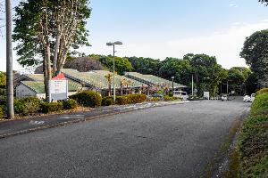 外観　敷地内入口からセンターハウス正面
