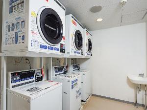 【コインランドリー】長期宿泊に便利なコインランドリーをご用意。