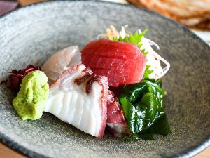 お造り一例。新鮮な海鮮を、素材の味を活かして新鮮なままご用意いたします。