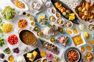 朝食は素材を余すことなく使用したサラダや自家製ドレッシング、自家製ピクルスに加え、鶏を丸ごと使用した“丸鶏スープ”やしっとりと仕上げた“自家製ジャンボンブラン”などが自慢です。