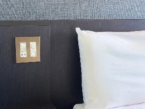 【ダブルルーム】枕元コンセントイメージ