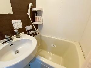 【シングルルーム】【浴室】足をのばせるユニットバス