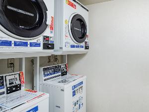 【コインランドリー】長期宿泊に便利なコインランドリーをご用意。