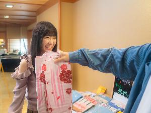 可愛らしい浴衣をご用意しております。お好みの浴衣をお選びくださいませ。