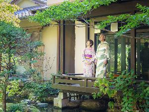 ラウンジ前の庭園では色彩豊かな日本庭園をお愉しみいただけます。