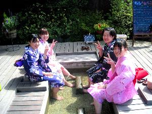 【足湯・もっけ湯】春は桜が咲き、秋には鮭が遡上する姿など四季折々の風情が楽しめます。