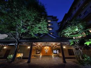 【外観夜景】たちばなやは美しい山々を望む、温海川沿いにございます。