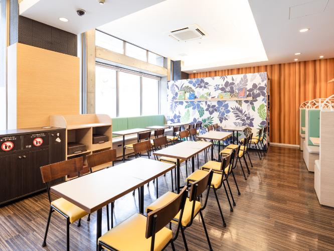 【ライブラリーカフェ】Wi-Fi接続無料◆カフェ内にはコンセントも充実